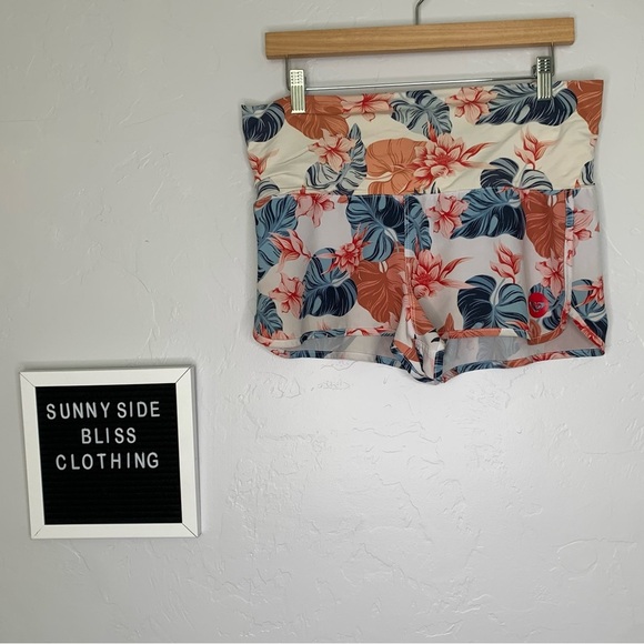 Roxy Colorful Floral Print Board Shorts Size Medium - Picture 1 of 10